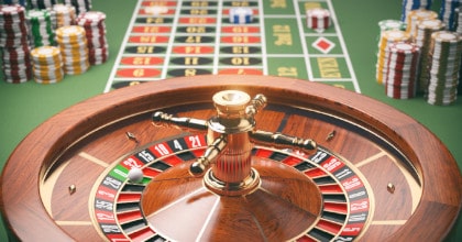 ett roulette-bord med insatsbord och marker