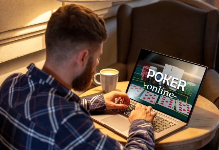 man sitter vid dator och spelar poker online