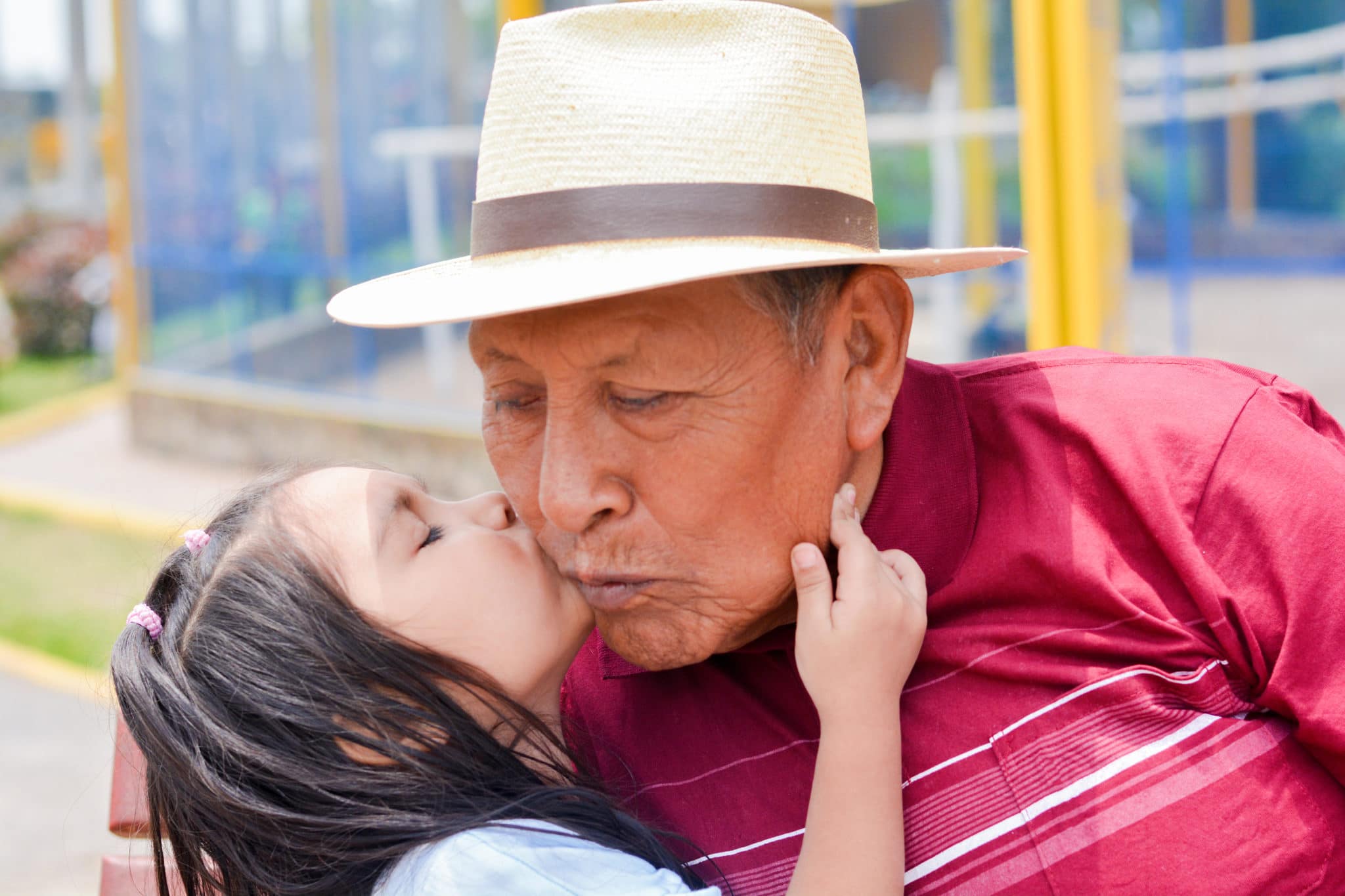 She her grandfather. Дедушка целует. Дед целует Деда. Дед целует девочку. Девушка целует Деда старого.